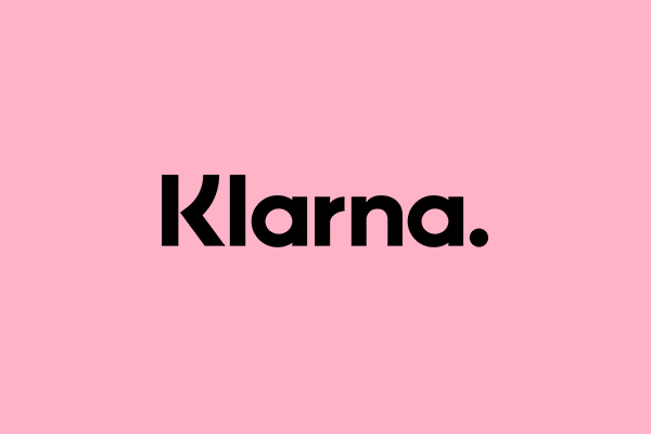 Das Klarna-Logo in schwarzer Aufschrift auf pinkem Hintergrund