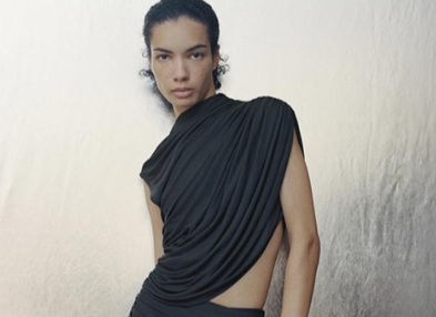 ragazza che indossa un vestito nero da poter acquistare in offerta con un codice sconto Luciana Boutique