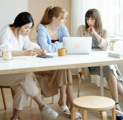 A group of women shopping on Design2Please