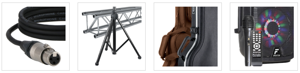 Ein Kabel, ein Stativ, eine Gitarrentasche und ein Partylicht