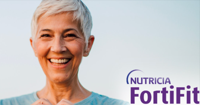 donna sorridente che ha comprato un prodotto Fortifit con un codice sconto Direct Nutricia