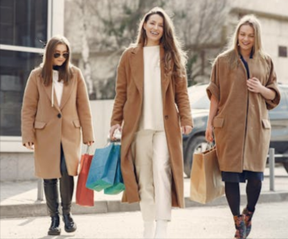 3 donne che fanno shopping grazie agli sconti Giorni Dei Singles per comprare molti prodotti a basso prezzo