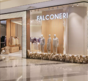 entrata di uno shop fisico Falconeri dove poter comprare capi e accessori artigianali con un codice sconto Falconeri