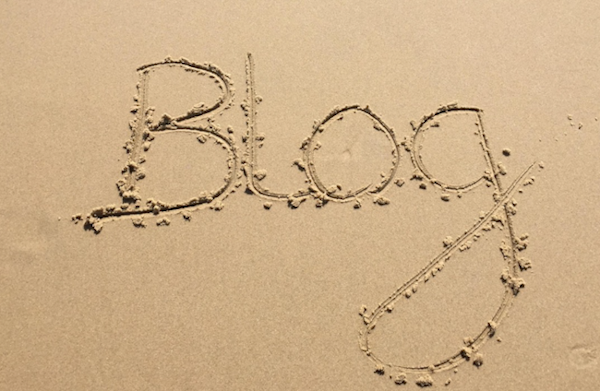 Das Wort Blog in Sand geschrieben