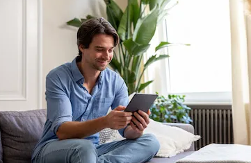 imagen de la web de compramostucoche de persona mirando descuentos de compramostucoche