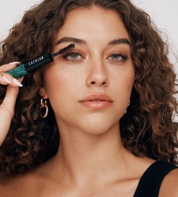imagen de la web de sheglam de chica con maquillaje de sheglam