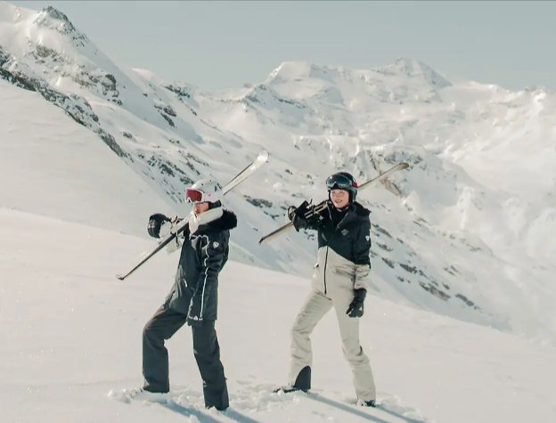 Two peopl enjoying a Club Med ski holiday
