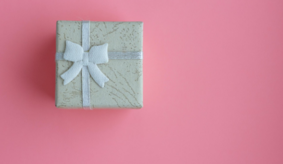 regalo original del día de la madre con descuento con fondo rosa de pixabay