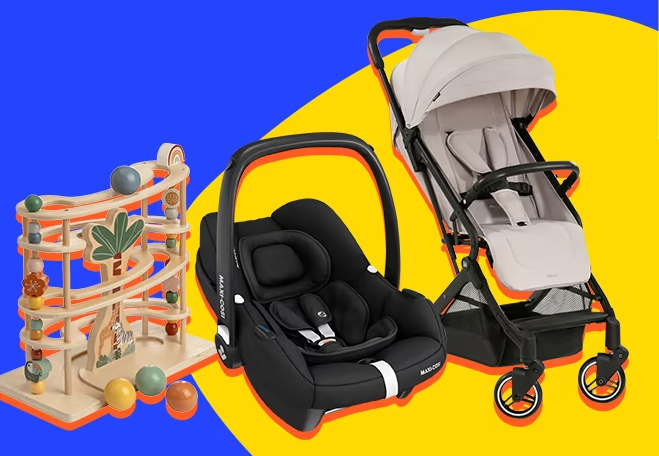 Ein Kinderspielzeug neben einem Kinderwagen und Kindersitz