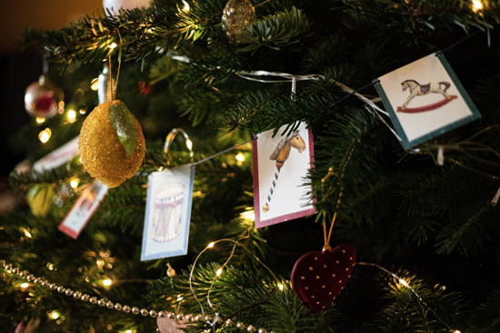 Teil eines Weihnachtsbaums mit viel Dekoration und Lichterketten