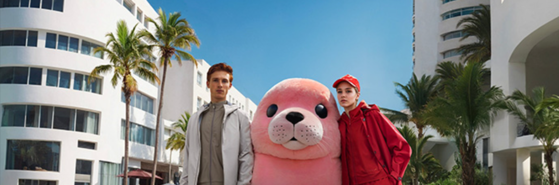 due giovani che posano con dei vestiti trendy comprati con un codice promozionale D'Urso Boutique