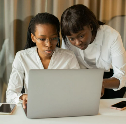Women working together editing using a software from Blitzhandel24