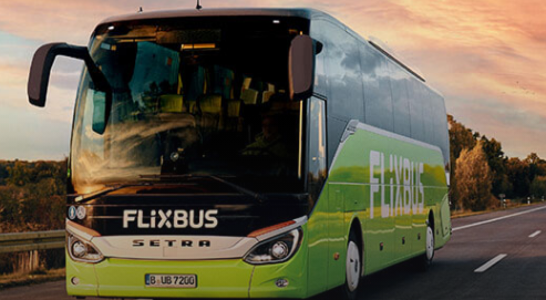 imagen de la web de flixbus de su autobús verde en la carretera