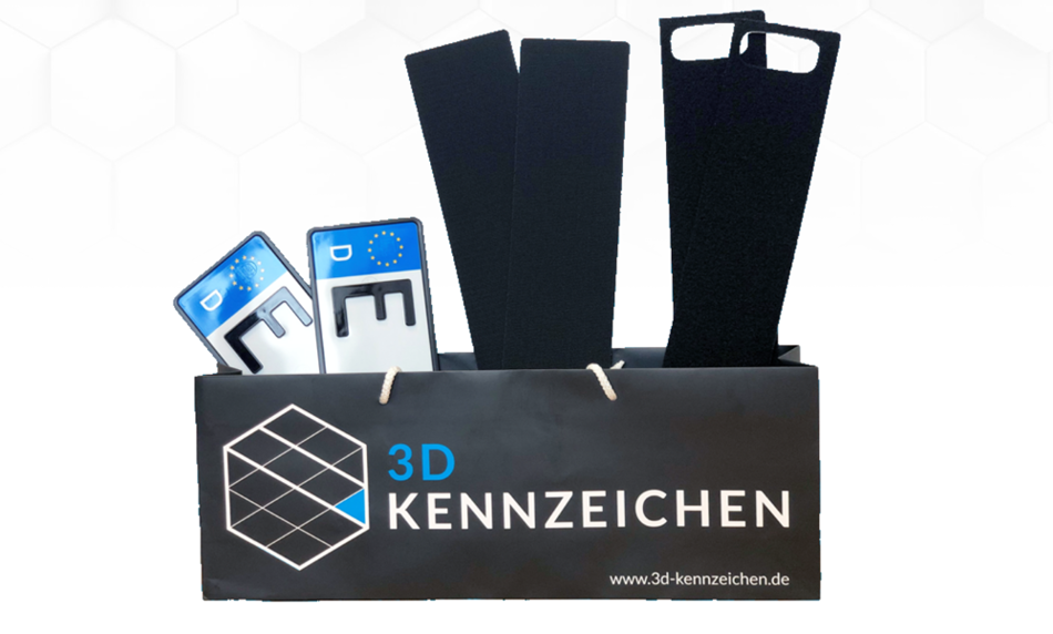 Ein Set aus Auto-Kennzeichen und Halterungen von 3D-Kennzeichen in einer Box