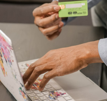 A traveller prebooking a Holiday Taxis airport transfer