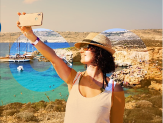 ragazza che si fa un selfie vicino mare grazie ad un viaggio prenotato con un codice sconto Lol.travel