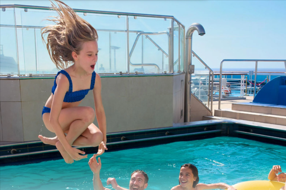 bambina che si diverte in una crociera comprata in offerta con un voucher Costa
