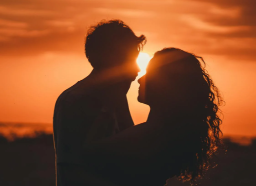 coppia romantica che passa del tempo insieme dopo aver fatto shopping online usando i codici sconto San Valentino