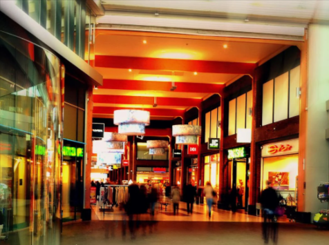 persone che fanno shopping e risparmiano con i codici sconto Saldi di Gennaio