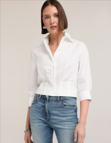 donna che indossa camicia bianca da comprare in offerta con un codice sconto motivi