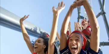 ragazzi che si divertono al parco divertimento grazie ad un ticket comprato con codice sconto Musement